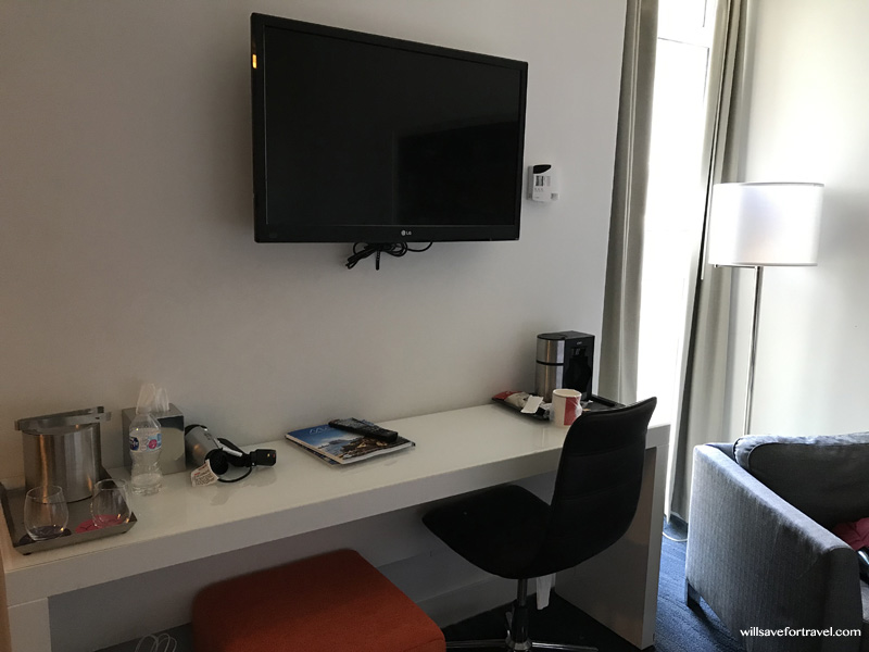 YVE hotel Miami desk and TV